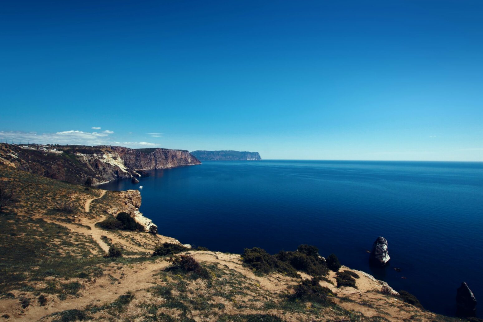 A photo of the Crimean coast, a cliffside near the ocean.